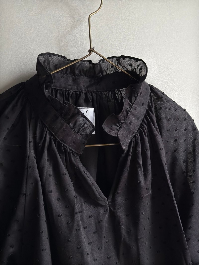 Black pearl/black jade three-dimensional jacquard cotton/lotus leaf stand-up collar open placket three-quarter sleeve top/pengpeng sleeves - เสื้อผู้หญิง - ผ้าฝ้าย/ผ้าลินิน สีดำ