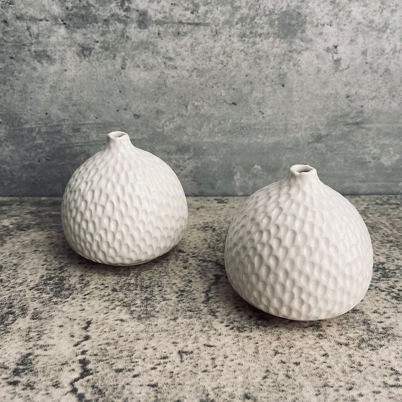 Fenyi Series－White Feather Pattern Ceramic Flower Vessel - Pottery & Ceramics - Porcelain White