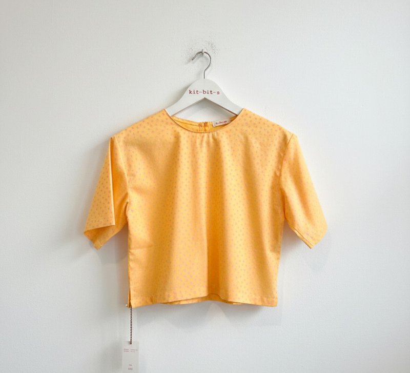 シンプルでウエストにフィットするイエローのドット柄（ピンク）シャツ - トップス - コットン・麻 イエロー