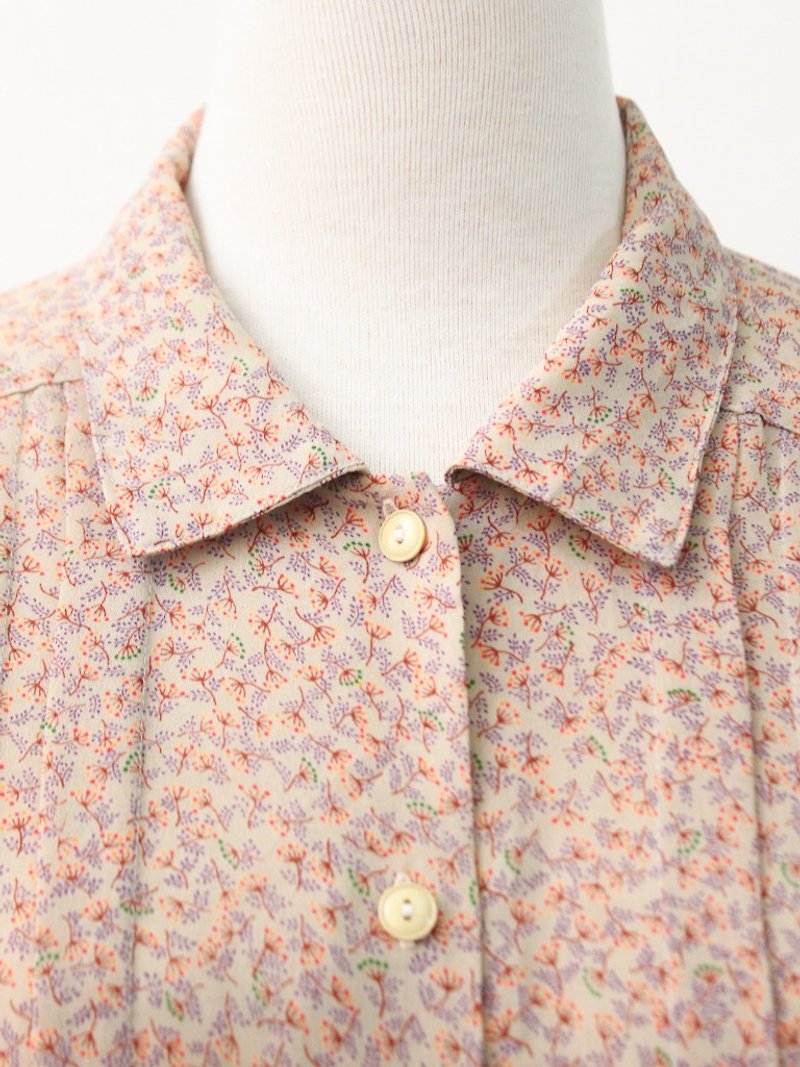 Vintage Japanese Made Elegant Floral Beige Thin Vintage Shirt Japanese Vintage Blouse - เสื้อเชิ้ตผู้หญิง - เส้นใยสังเคราะห์ สีเหลือง