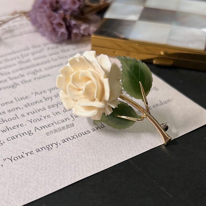 Krementz white rose emerald brooch - เข็มกลัด - หยก ขาว