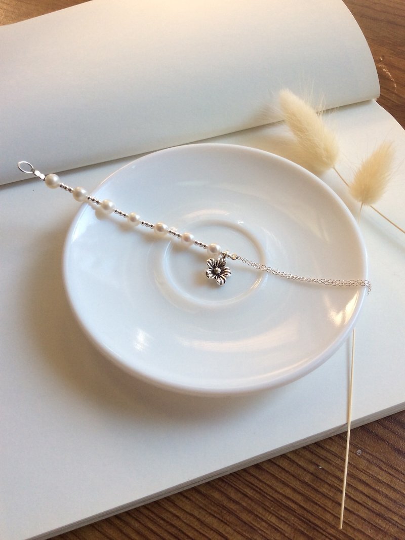 Ops Pearl flower silver bracelet- 小珍珠/銀鍊/純銀/花/禮物/婚禮/姐妹鍊/閨蜜/天然石 - 手鍊/手環 - 其他金屬 銀色