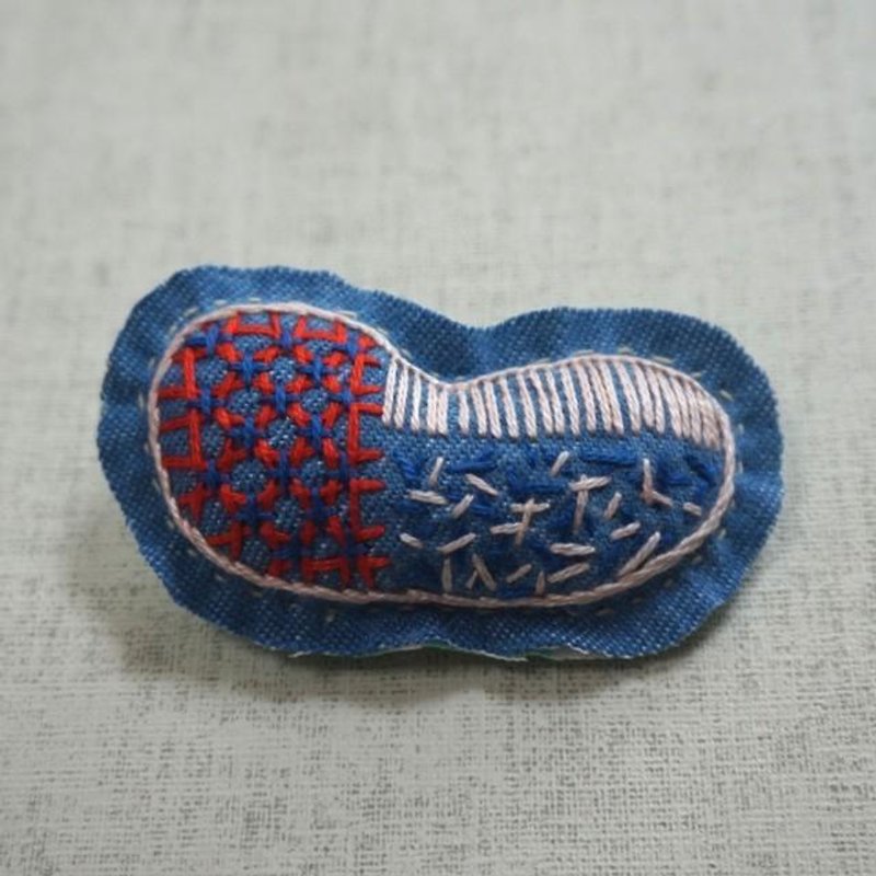 手刺繍ブローチ「乱刺し」 - ブローチ - 刺しゅう糸 ブルー