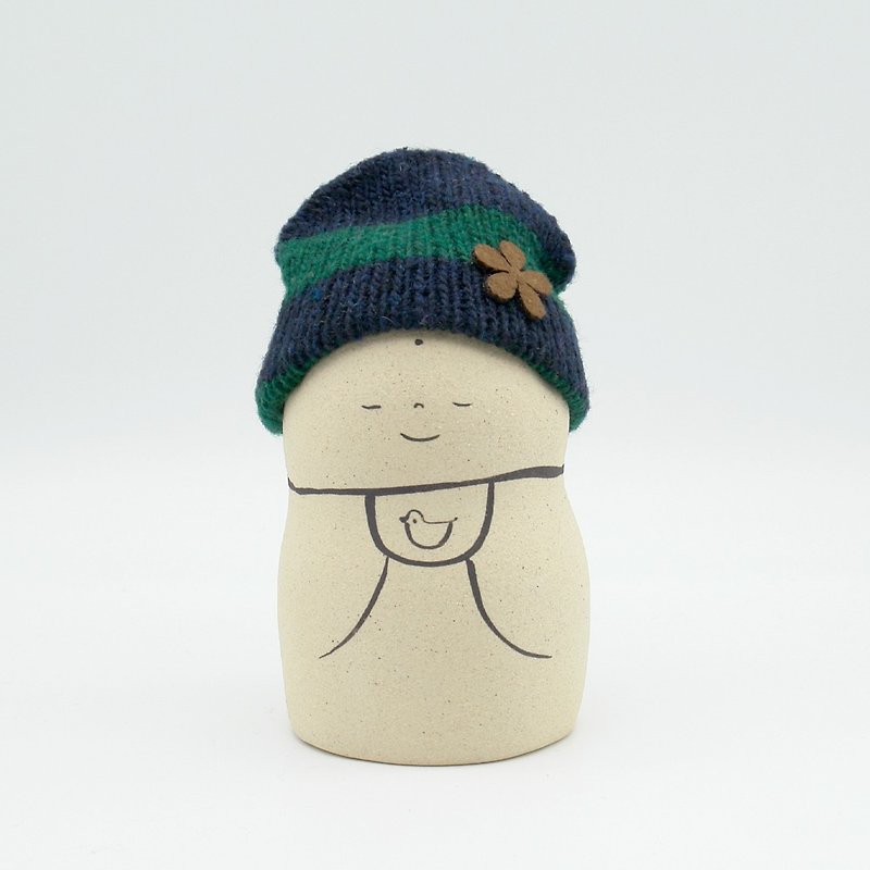 Handmade ceramic doll Jizo wearing a knitted hat - ของวางตกแต่ง - ดินเผา สีกากี
