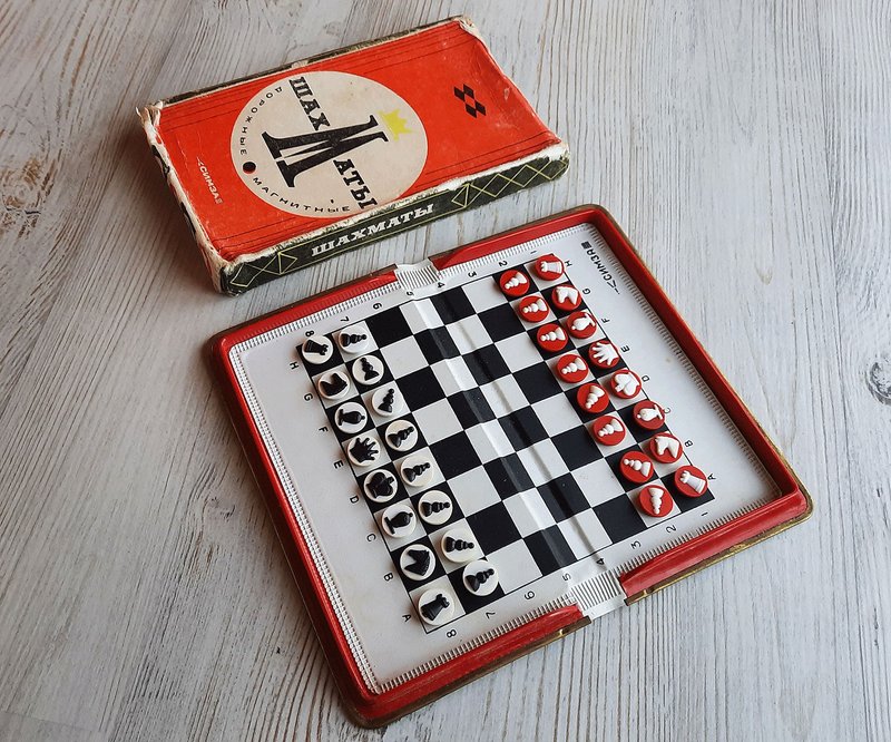 Soviet magnetic travel chess SIMZA - vintage Russian magnet pocket chess - บอร์ดเกม - วัสดุอื่นๆ สีแดง