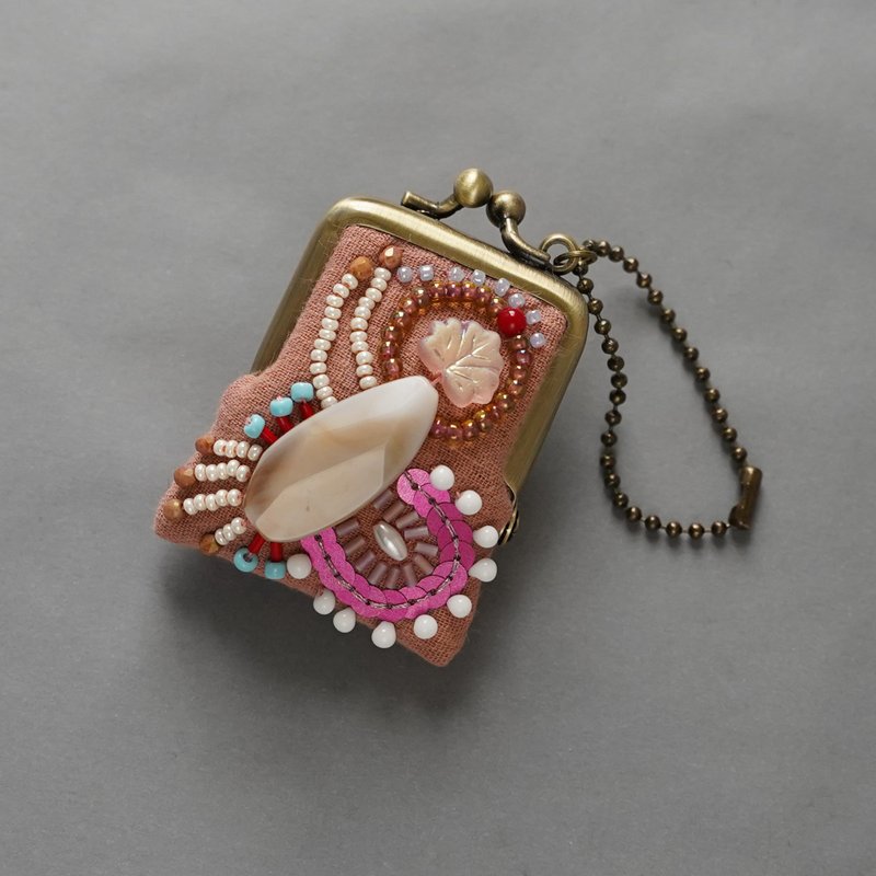 ネックレスにも、バッグチャームにも、小さな小さなビーズ刺繍のがま口　20　ピンク　プレゼント　アクセサリーケース - 吊飾/掛飾 - 棉．麻 粉紅色