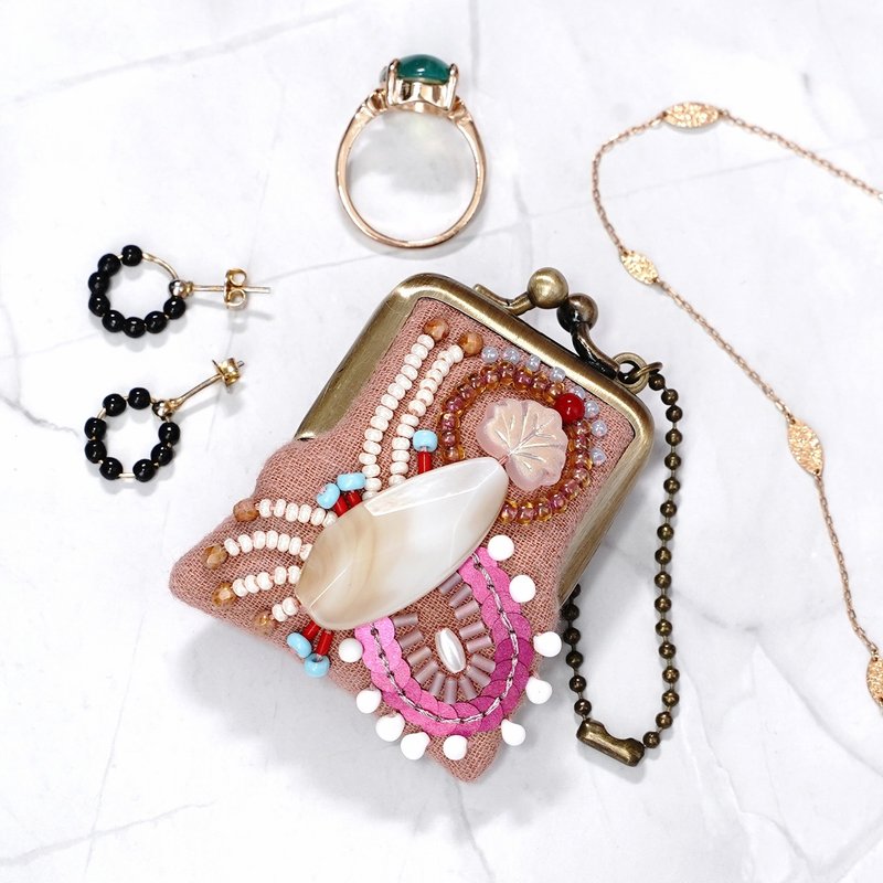 ネックレスにも、バッグチャームにも、小さな小さなビーズ刺繍のがま口　20　ピンク　プレゼント　アクセサリーケース - チャーム - コットン・麻 ピンク