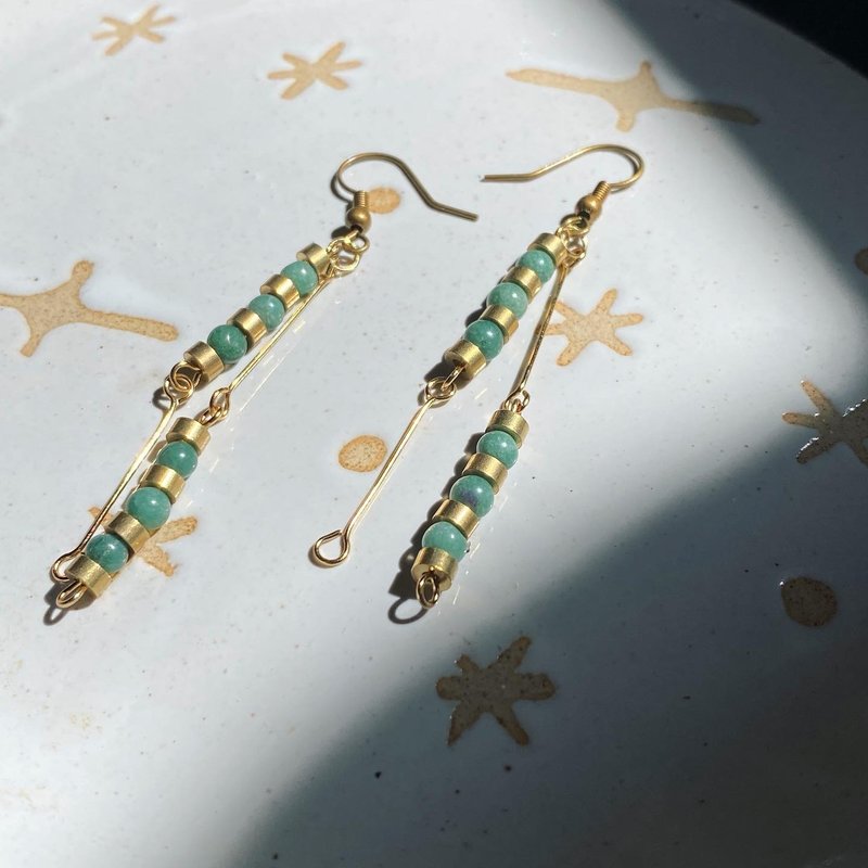 【Lost and find】Natural stone aventurine earrings - ต่างหู - เครื่องเพชรพลอย สีเขียว