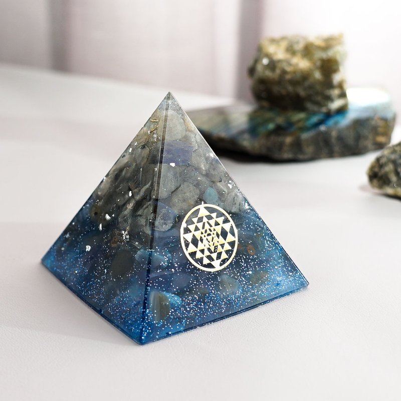 預訂【拉長石、藍瑪瑙】奧根水晶能量金字塔Orgonite 6x6 cm - 擺飾/家飾品 - 水晶 灰色