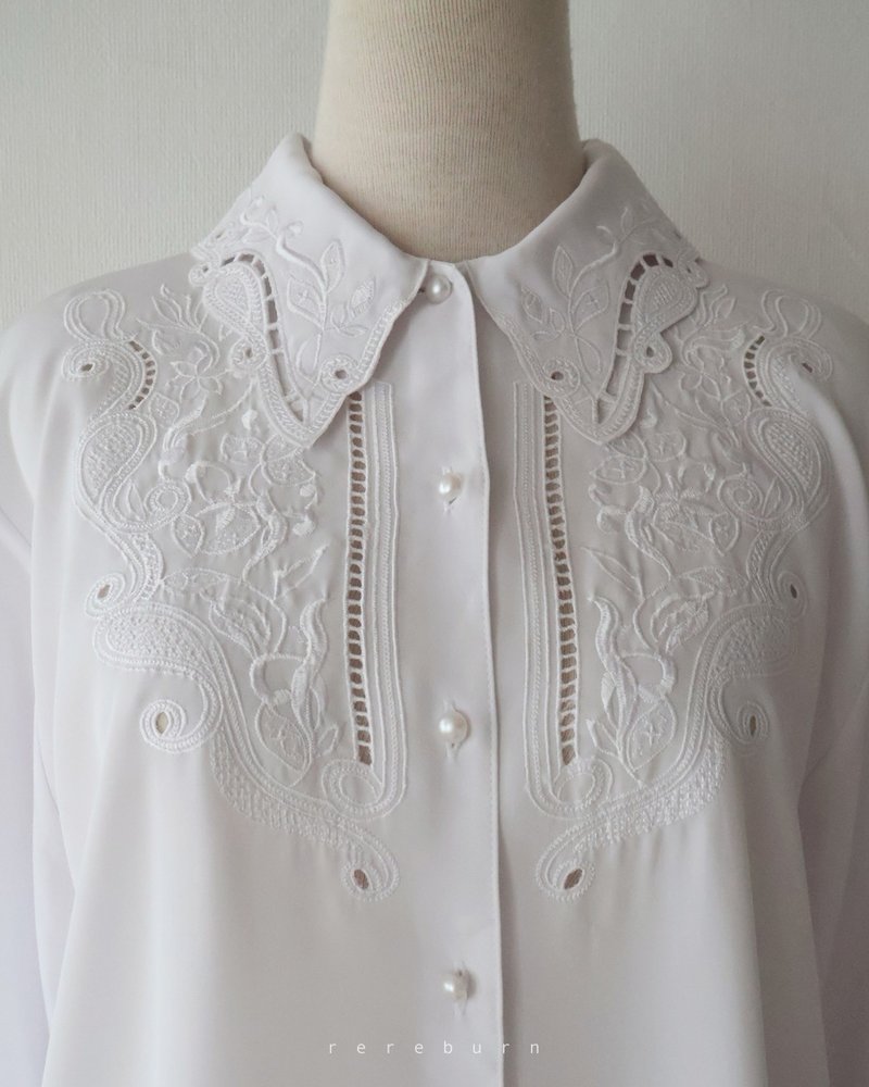 Vintage Embroidered Collar Korean-Made Loose Oversized Long-Sleeve White Retro Shirt - Women's Shirts - Polyester White
