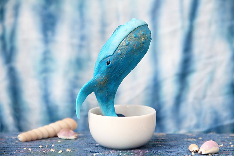 お茶（青い海のクジラ） - 置物 - レジン ブルー