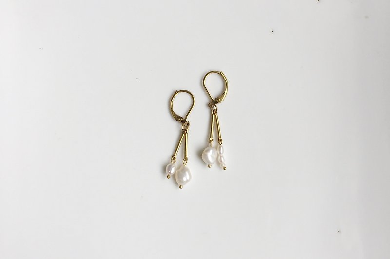 青梅竹馬 珍珠黃銅造型耳環 - 耳環/耳夾 - 其他金屬 金色