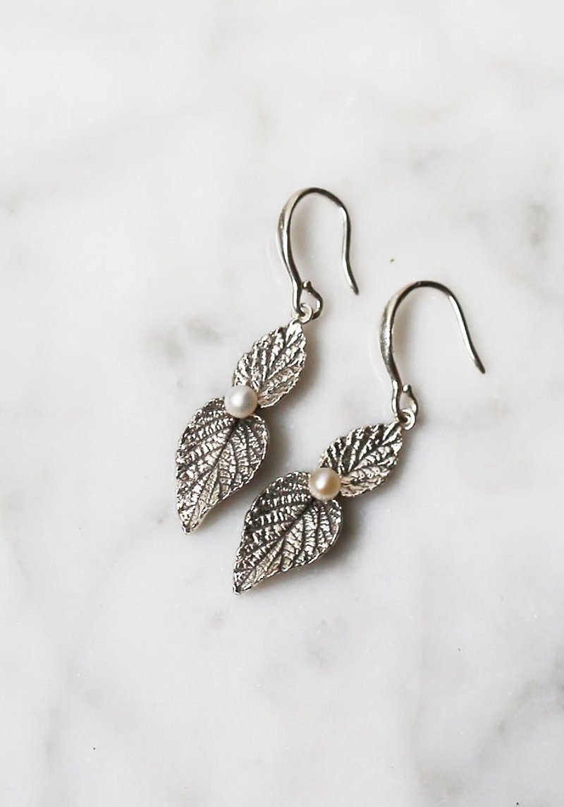 Petite Fille Female Unidentified Female Unidentified Hand-made Jewelry Lantana Leaf Sterling Silver Double Pearl Earrings - ต่างหู - เงินแท้ สีเงิน