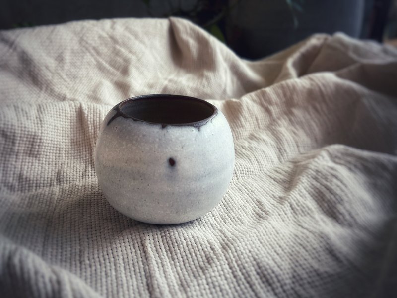 紅陶雞蛋乾式小花器・置物盒・筆筒 - 花瓶/花器 - 陶 白色