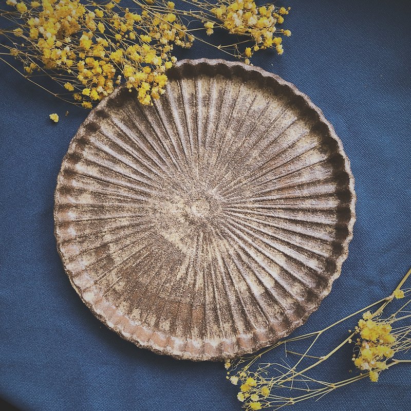 Large engraved disc (22cm in diameter) - Plates & Trays - Pottery Brown