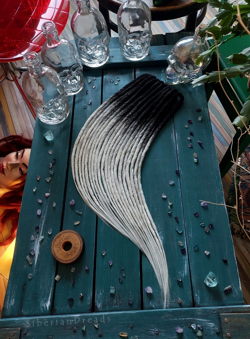 Black White Crochet Dreadlcoks / Classic balck whtie ombre smooth crochet dreads - 髮夾/髮圈 - 其他材質 白色