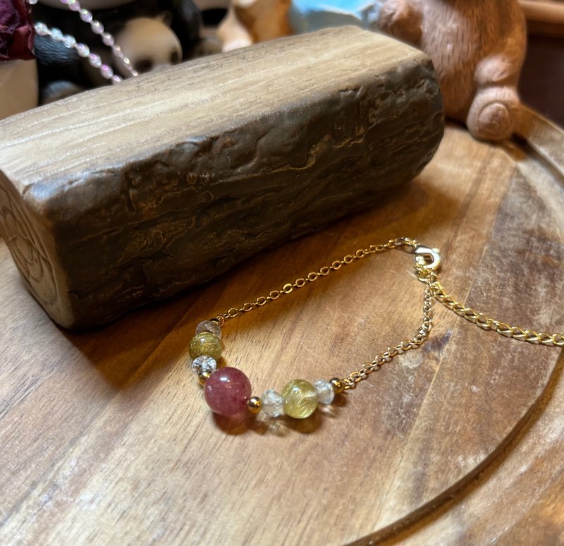 Stroll. Strawberry Crystal + Titanium Crystal Bracelet. 14k Gold Note. Yuanyuan Round - สร้อยข้อมือ - คริสตัล สีแดง
