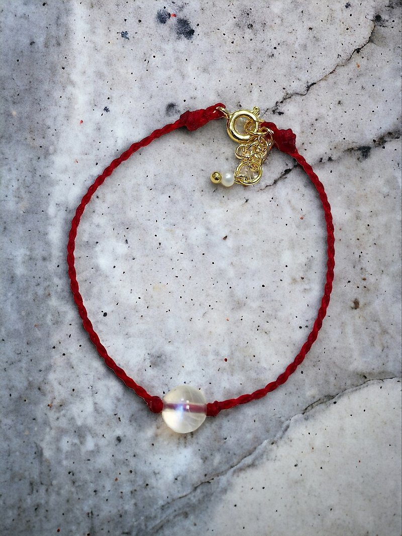 Protect Love Blue Moonlight Red Thread Lucky Bracelet/South American Wax Thread/Moonstone - สร้อยข้อมือ - เครื่องเพชรพลอย 
