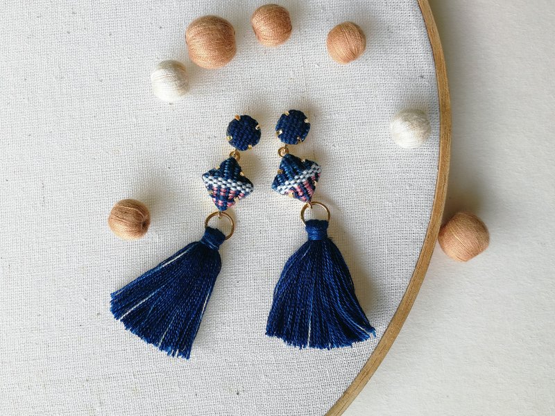 Mini-Mond with Tassle earrings - 耳環/耳夾/耳骨夾 - 棉．麻 藍色