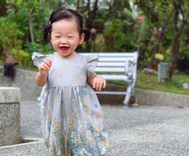 手作りの子供服フライングスリーブジャンプスーツホワイトと黄色の花 ショップ Cherish Clothing ロンパース Pinkoi