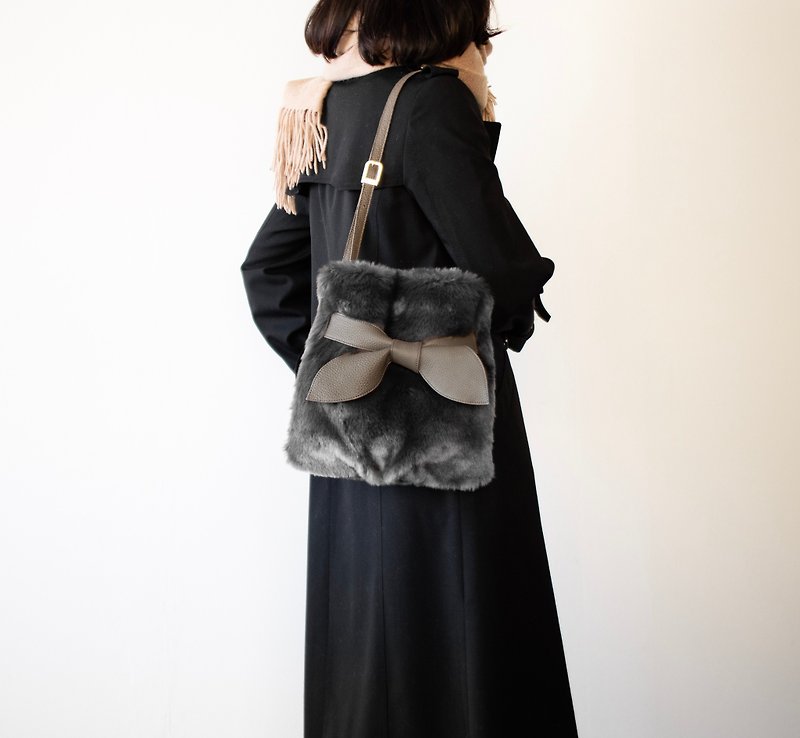 High-quality eco-fur genuine leather ribbon shoulder bag gray/taupe - กระเป๋าแมสเซนเจอร์ - อะคริลิค สีเทา