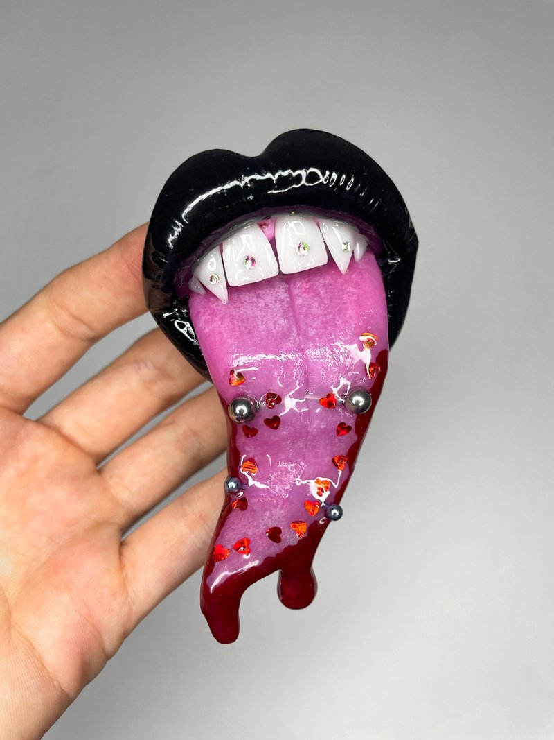 Phone grip. Black lips with piercings. - 其他 - 黏土 