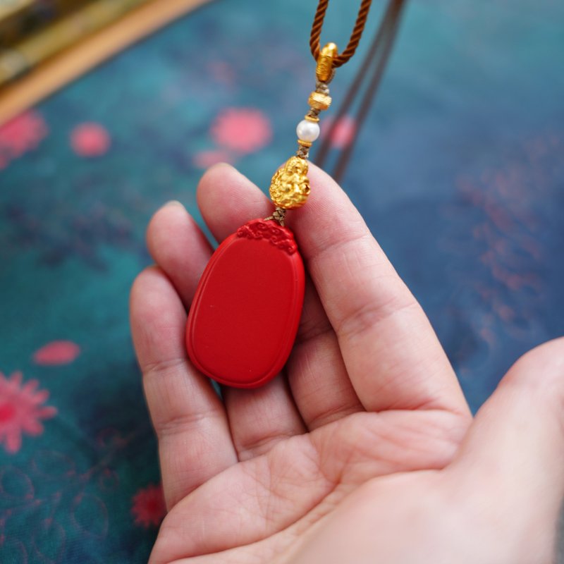 平安牌吊墜 硃砂無飾牌 銀鍍金黃財配飾 觸感圓潤細膩百搭 - 項鍊 - 其他材質 紅色