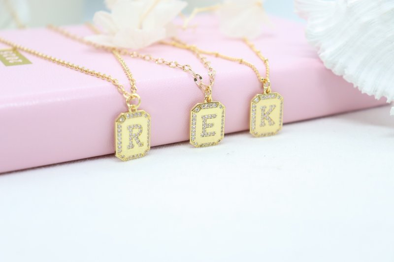 Personalized Rectangular Initial Pendant Necklace with Sparkling Cubic Zirconia - 項鍊 - 銅/黃銅 金色