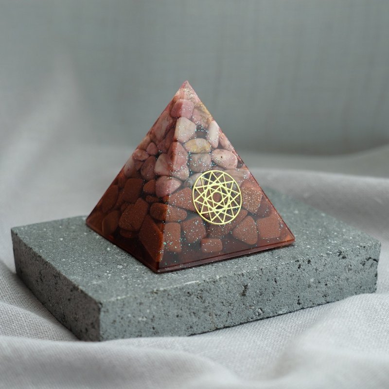 【薔薇石、金砂石】奧根水晶能量金字塔Orgonite 6x6 cm - 擺飾/家飾品 - 水晶 多色
