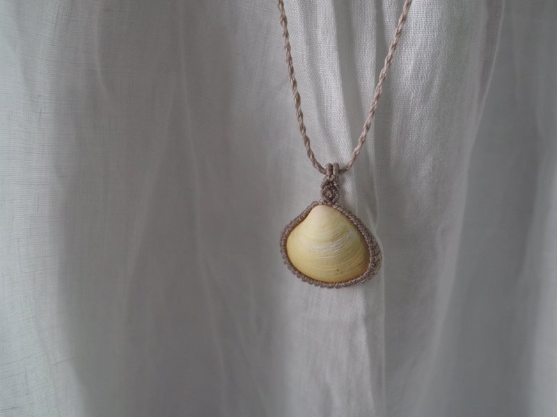 Macramé yellow clam shell necklace - Necklaces - Shell 