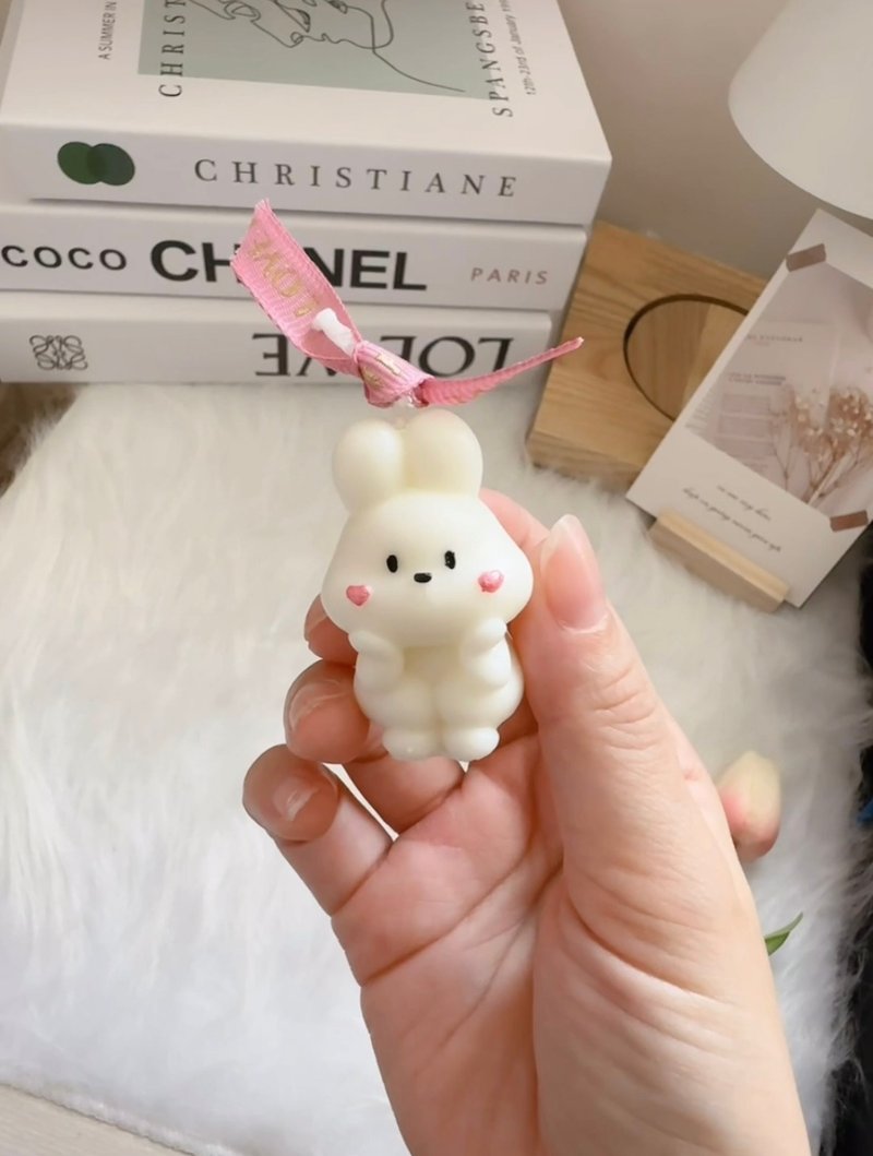 Wedding souvenir face-holding rabbit scented candle - เทียน/เชิงเทียน - ขี้ผึ้ง ขาว