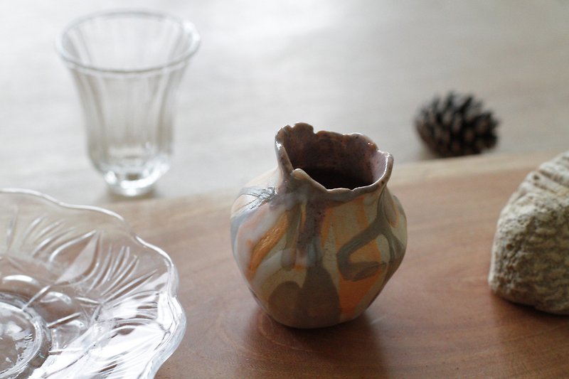 Pure hand-made irregular shape orange ceramic small vase/flower vessel - เซรามิก - ดินเผา สีส้ม