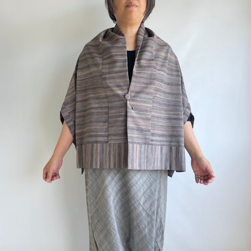 【1点もの】さんかく羽織 ブローチ付き -ウール交織 紬着物地 グレーぼかし縞 - 女上衣/長袖上衣 - 羊毛 灰色