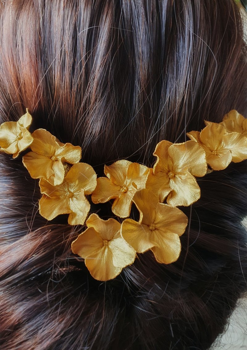 Bridal hydrangea gold flower hairpins/ Flower hair accessories/ Hair flowers - เครื่องประดับผม - วัสดุอื่นๆ สีทอง