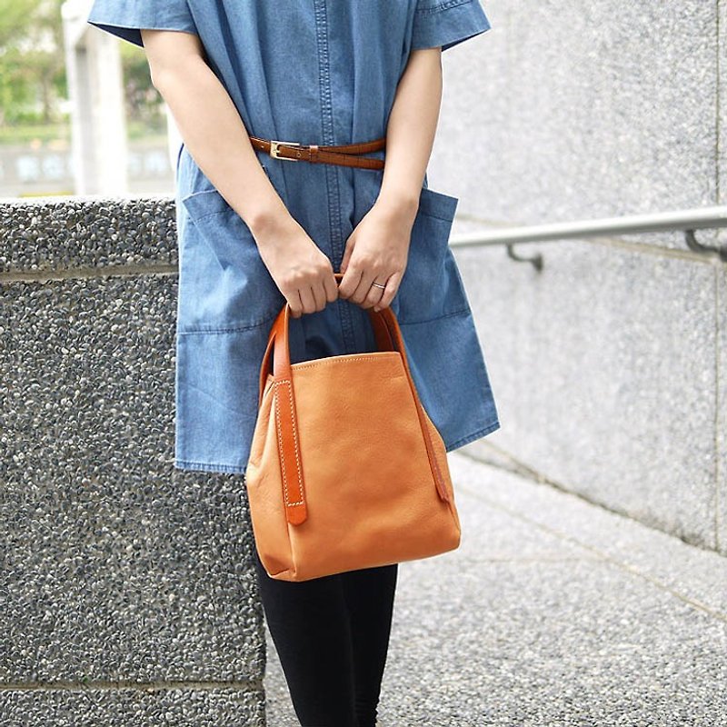 Japanese handmade vegetable tanned leather lightweight and soft handbag Made in Japan by TEHA' AMANA - กระเป๋าถือ - หนังแท้ 