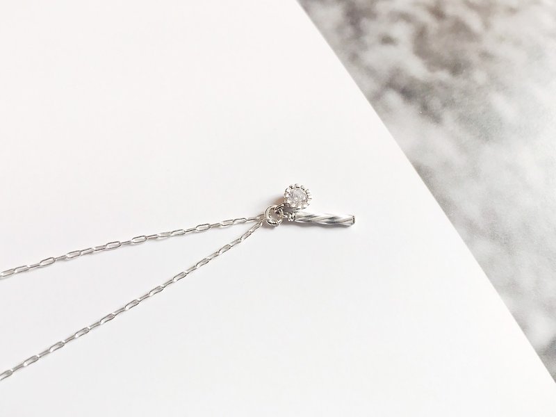 :: Silver :: Classic white (transparent) small diamond spiral straight tube very fine zero-sensation clavicle chain - Collar Necklaces - Silver 