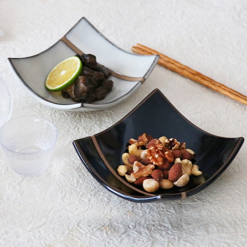 Koishiwara-yaki, Koishiwara ware, four side raised dish, straw white, black - Plates & Trays - Pottery White