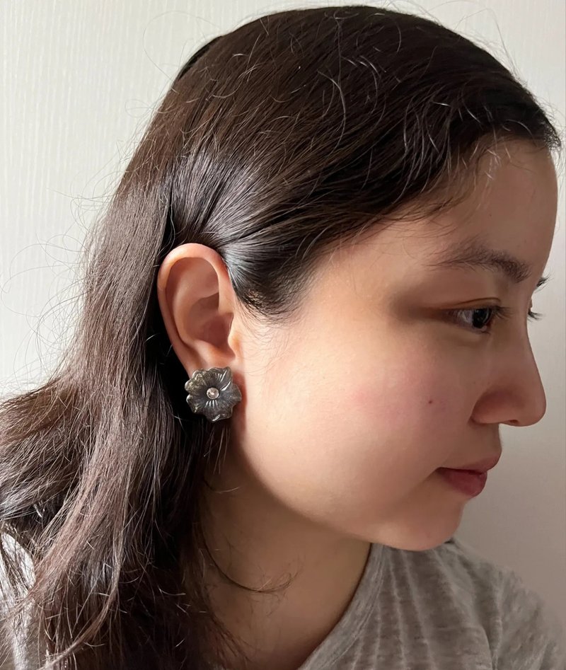 Glorious Days Grey Flowers Handmade Earrings - ต่างหู - เรซิน สีเทา