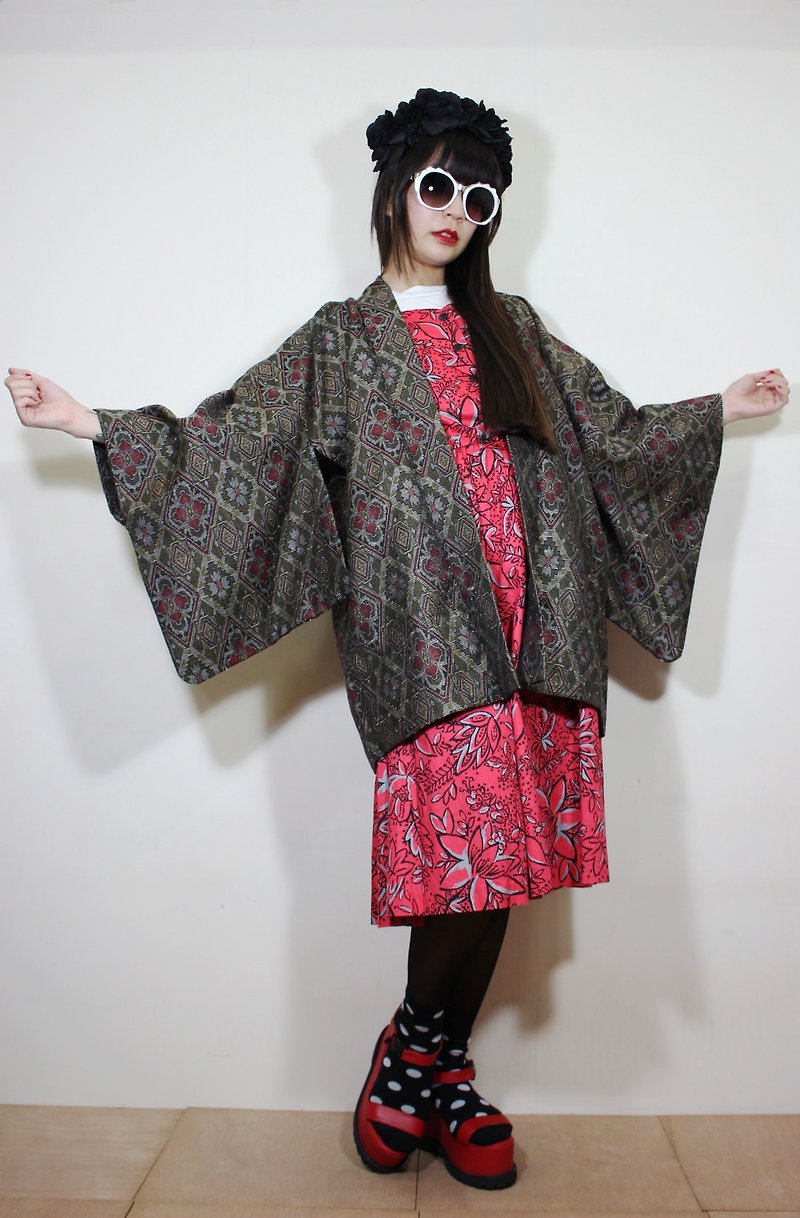 F2102[日本製和服](Vintage)灰黑色菱形格紋花紋織紋日本和服羽織（はおり）(生日禮物推薦好物) - 女大衣/外套 - 棉．麻 黑色