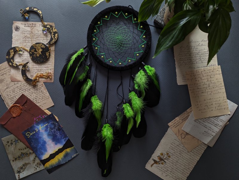 Handmade Black and Green  Dream Catcher | ตาข่ายดักฝันสีดำและสีเขียวแฮนด์เมด - ตกแต่งผนัง - งานปัก สีเขียว