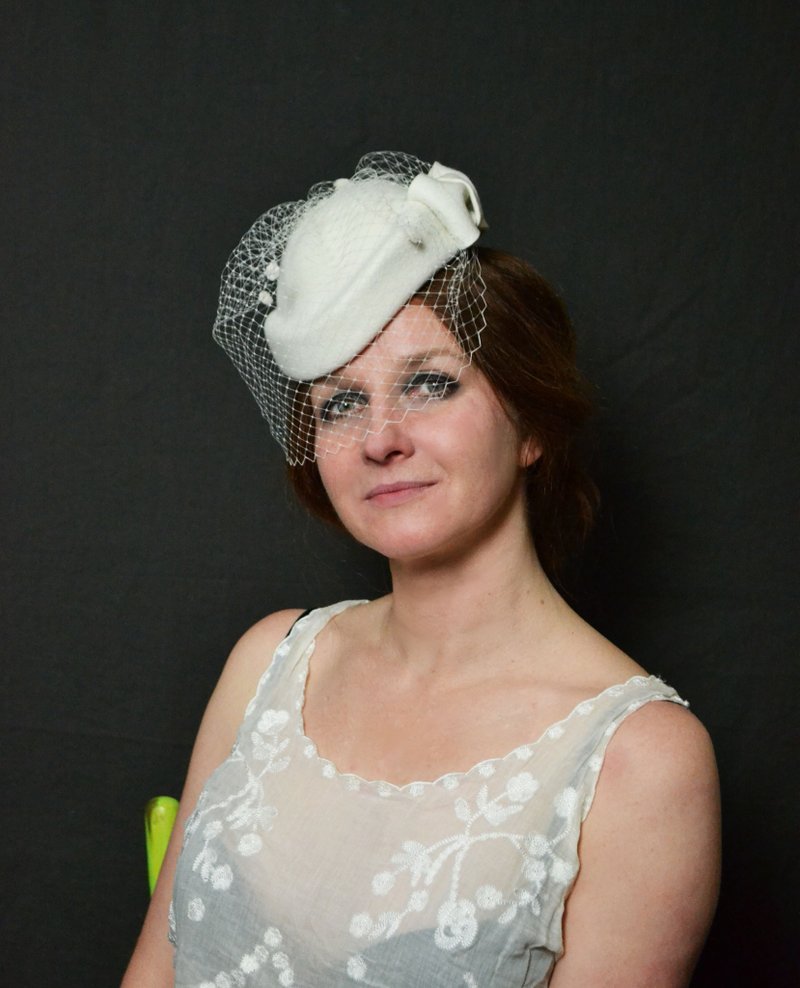 white fascinator hat, white wedding hat, fascinator hat with veil - 帽子 - 其他金屬 白色