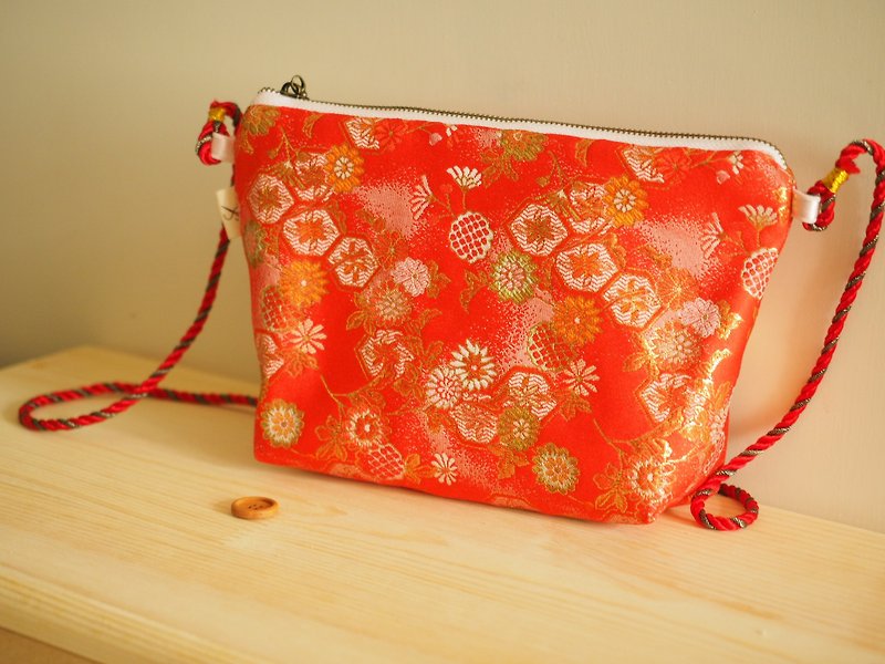 Handmade canvas shoulder bag sling bag - กระเป๋าสะพาย - ผ้าฝ้าย/ผ้าลินิน สีแดง