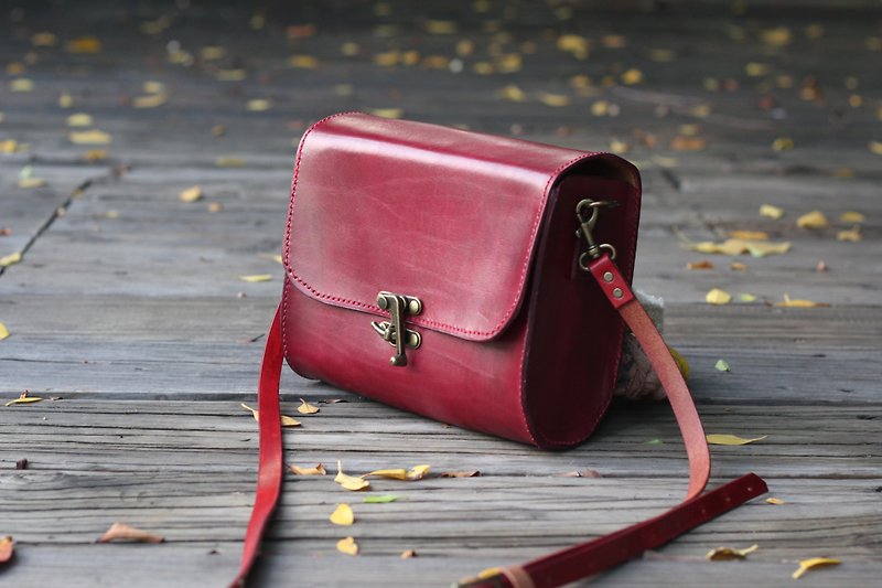 Classical crossbody vegetable tanned leather bag - Burgundy - กระเป๋าแมสเซนเจอร์ - หนังแท้ สีแดง