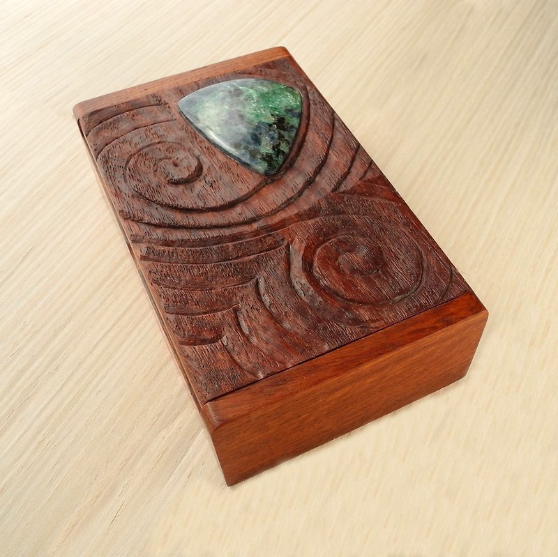 Wooden carved jewelry box with fuchsite. - กล่องเก็บของ - ไม้ หลากหลายสี
