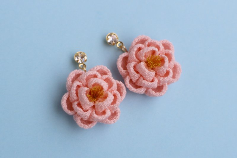 正絹 ほんわり椿のストーン付きピアス ピンク     つまみ細工 和 浴衣 着物 丸薔薇 バラ 薔薇 揺れる ゆらゆら - 耳環/耳夾/耳骨夾 - 絲．絹 粉紅色