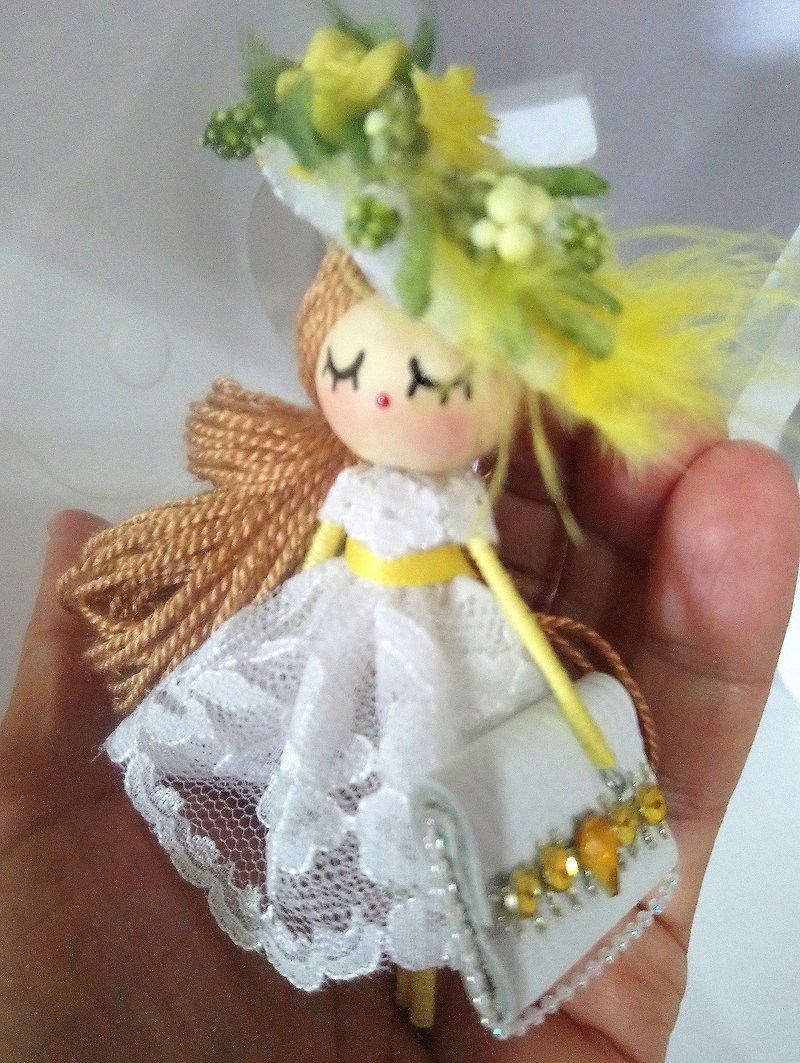 Brooch doll luxe: unique piece - 胸針/心口針 - 木頭 白色