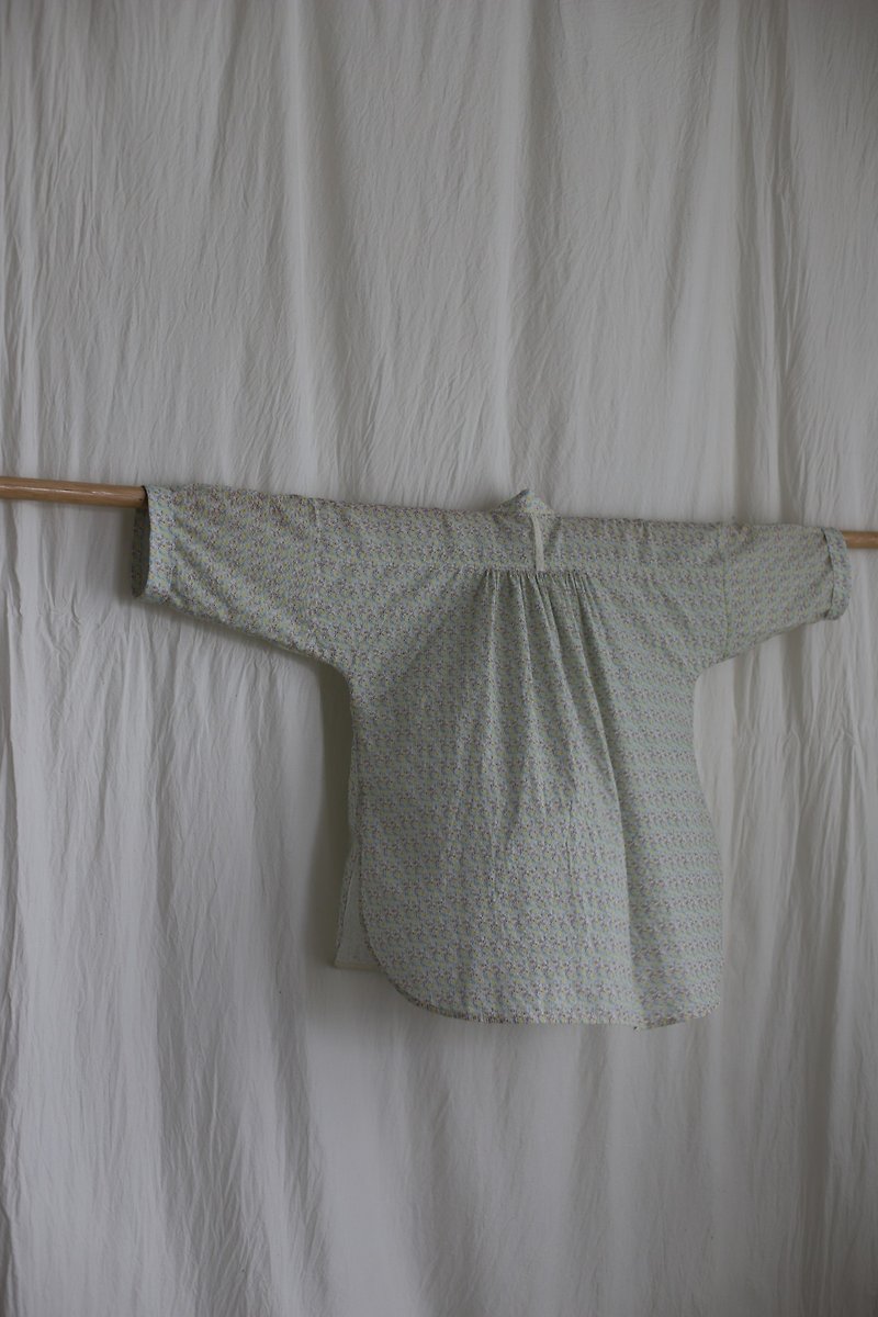 Salt-shrink cotton puffy lightweight half-sleeved shirt - เสื้อเชิ้ตผู้หญิง - ผ้าฝ้าย/ผ้าลินิน สีเขียว