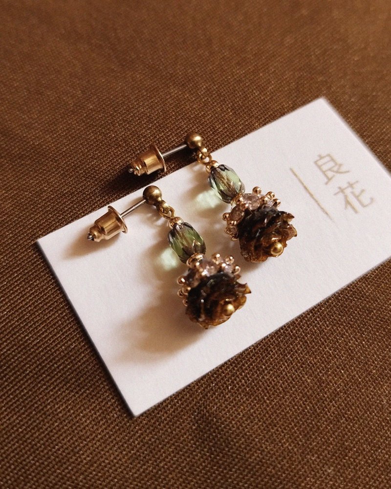 黑玫瑰短耳環 - 進口珠 - 耳環/耳夾/耳骨夾 - 琉璃 多色