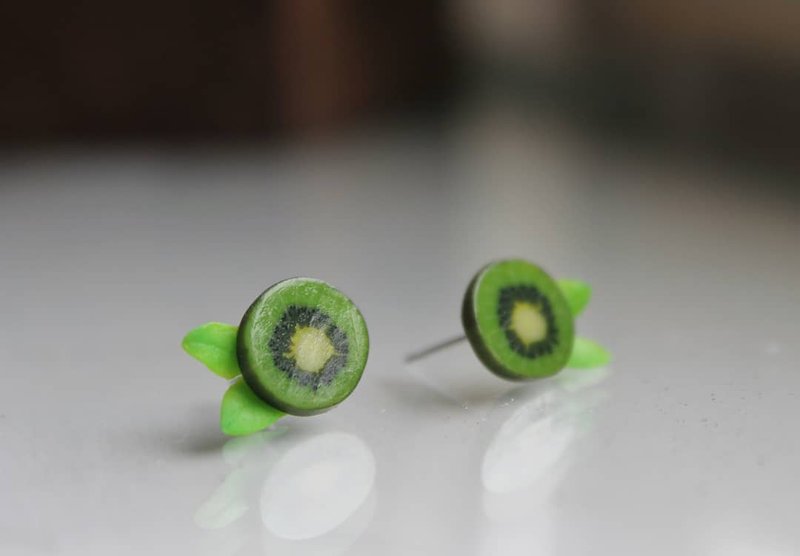 Kiwi fruit stud earrings minimalist green earrings - ต่างหู - วัสดุอื่นๆ สีเขียว