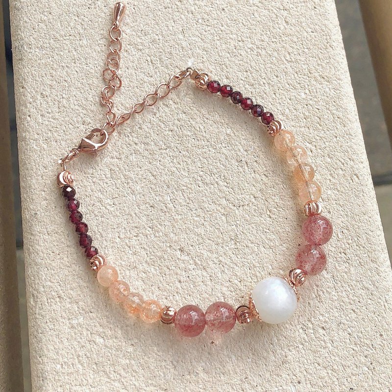 Moon Stone Natural Stone Crystal Bracelet - สร้อยข้อมือ - คริสตัล สีแดง